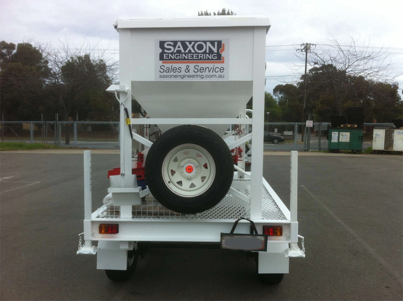 White old-style sandbagging trailer in car park